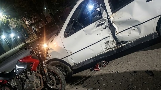 Grave choque entre un auto y una moto en una transitada esquina de Caucete