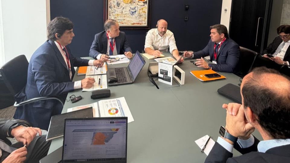     Orrego presentó en Londres el plan de bonos para financiar obras en San Juan