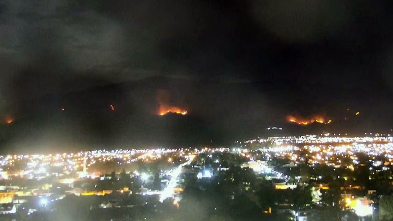 Un incendio fuera de control ya arrasó casi 900 hectáreas en La Rioja