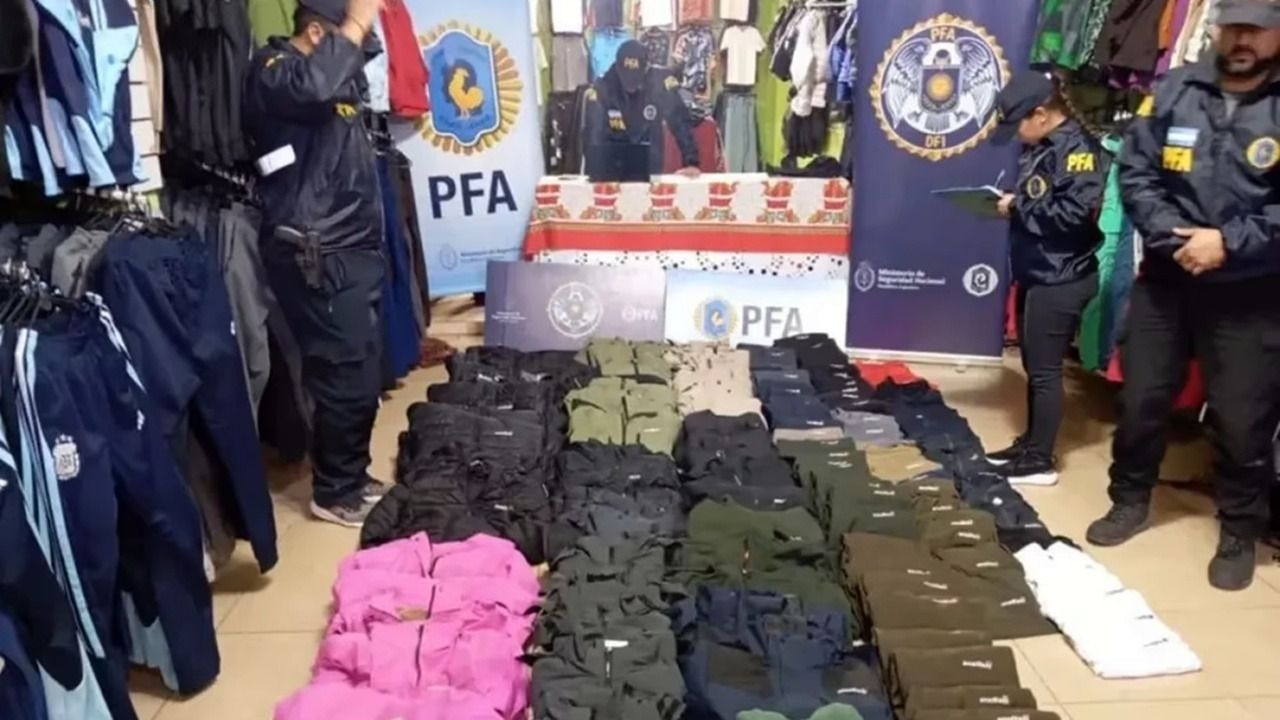 Allanaron cuatro lugares por vender ropa falsificada marca Ansilta en San Juan