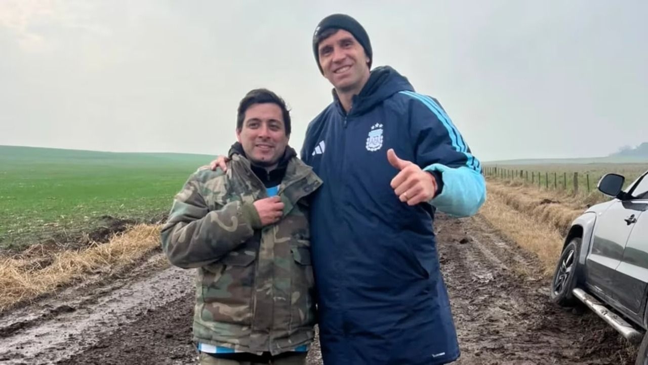 El “Dibu” Martínez quedó atrapado en el barro y fue rescatado por vecinos