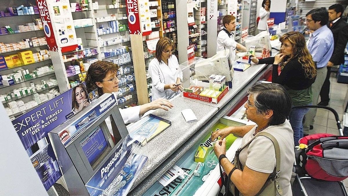 Autorizan la venta libre de diez grupos de medicamentos que no tendrán descuento en farmacias