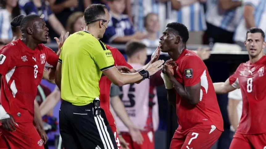 La FIFA respaldó la roja al jugador de Suiza y contradijo la postura de la IFAB