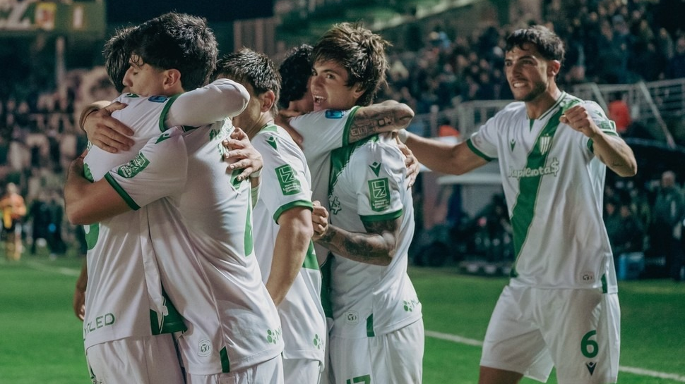 Banfield venció a Sarmiento en un partidazo y logró su primer triunfo