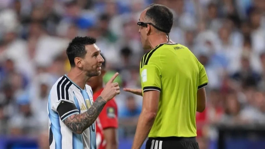 El árbitro que se peleó con Messi habló sobre el orígen del conflicto