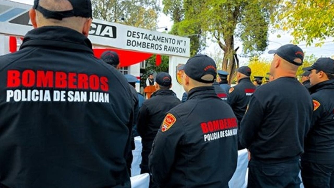 Echaron a un bombero de la Policía condenado por golpear a su pareja