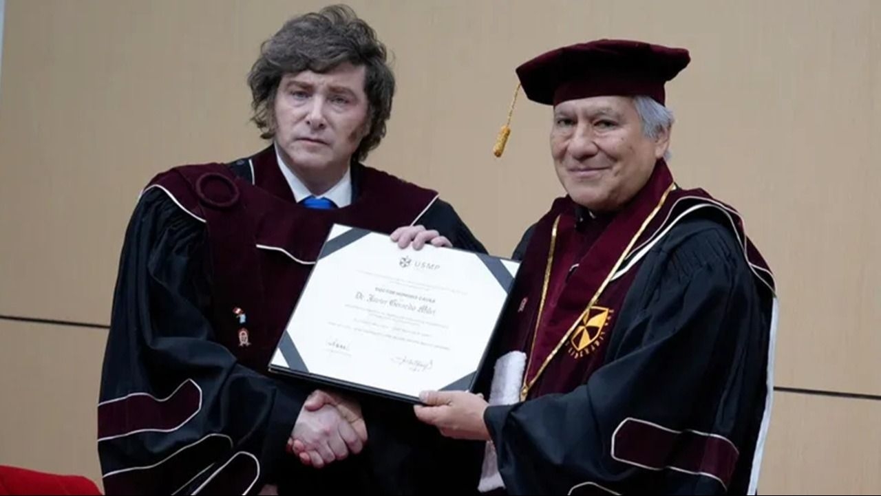 Milei recibió un Doctor Honoris Causa en su visita a Perú