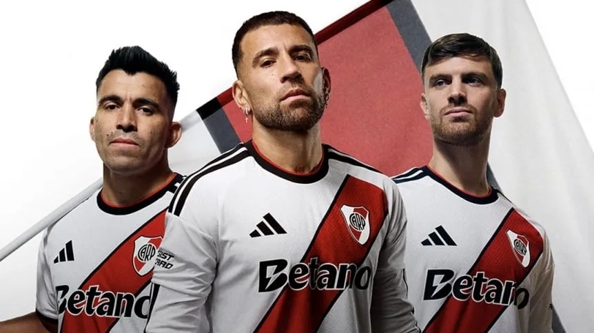 Estilo clásico y con detalles en negro, así es la nueva camiseta de River