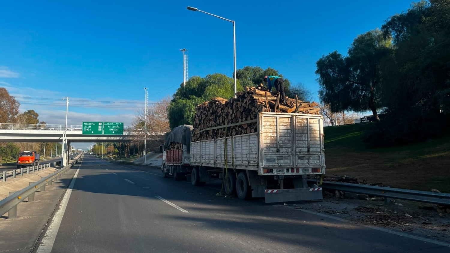 Un camión con leña perdió cargamento y cortaron avenida Circunvalación