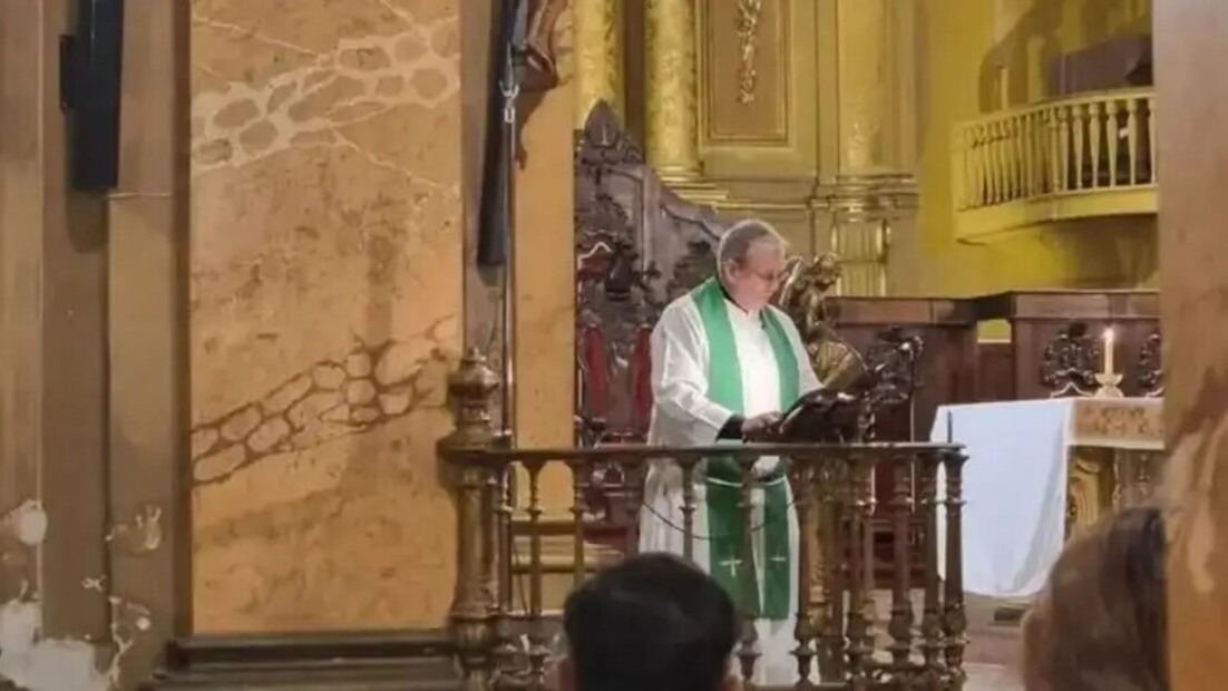 Un cura investigado por abusos volvió a dar misa y generó polémica