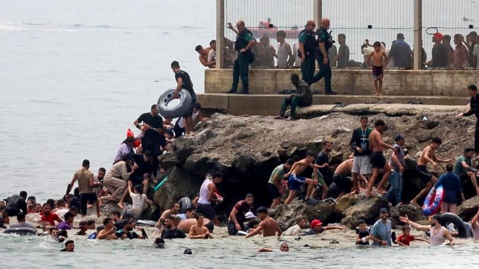 España despliega el ejército para reforzar el control fronterizo de Ceuta