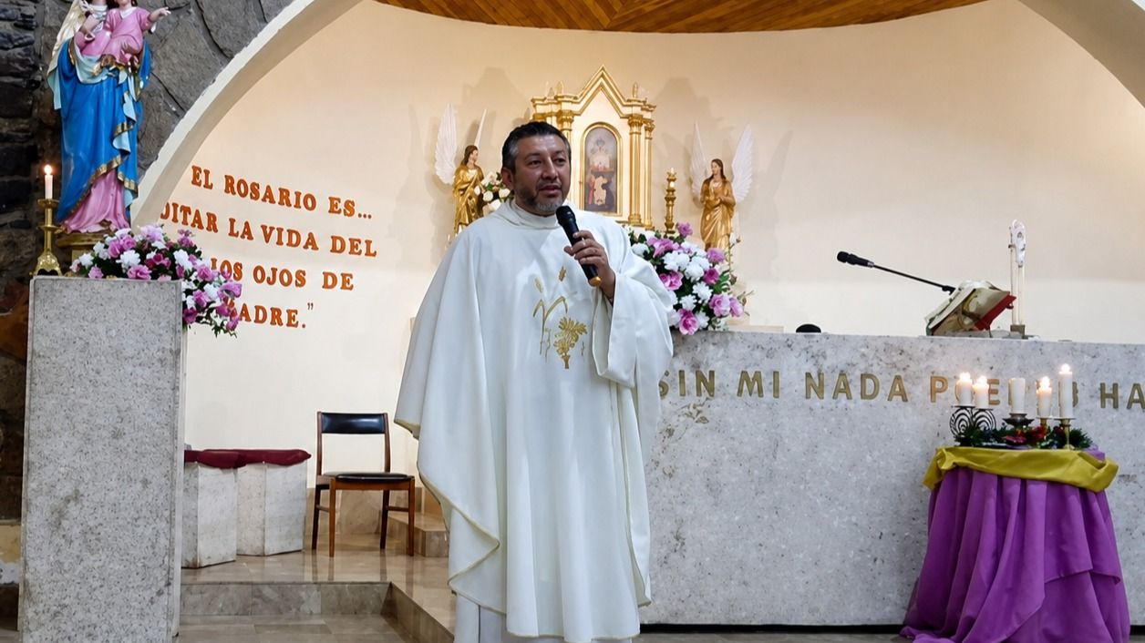 El padre Robles pidió dar la misa porque una de las víctimas era su amigo