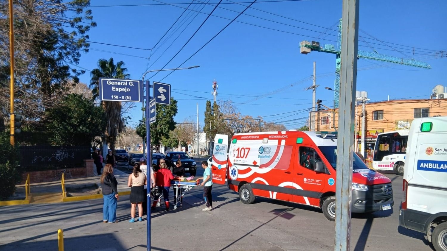 Una joven en rollers terminó hospitalizada tras ser embestida por una Ecosport