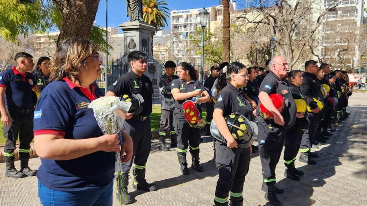 Emotivo homenaje de bomberos voluntarios a los fallecidos en la tragedia aérea de Ischigualasto