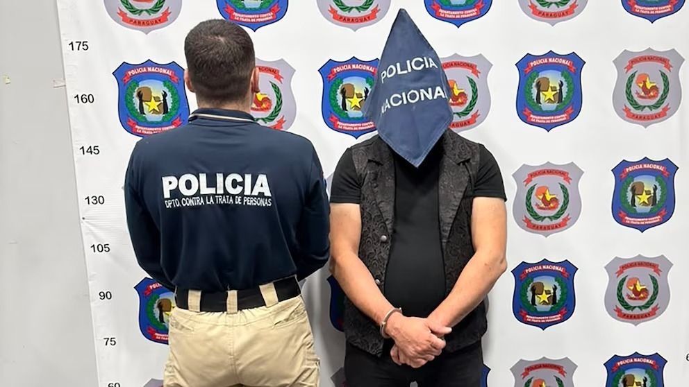 Ropa de niñas, cámaras y más: los hallazgos que complican al argentino detenido