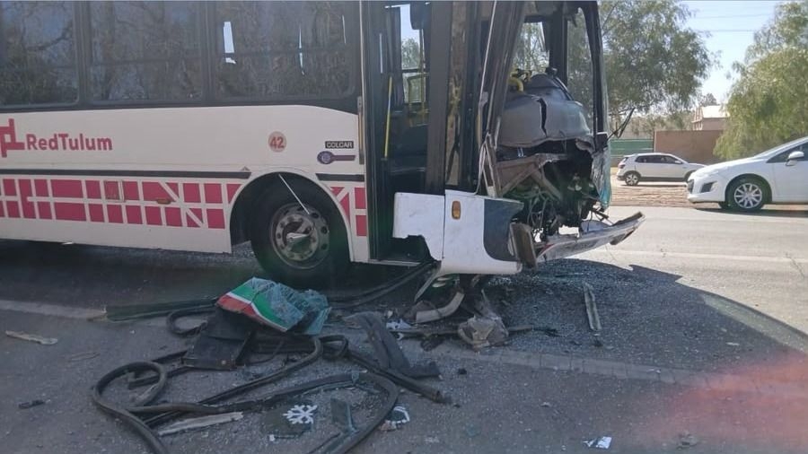 Choque entre un colectivo y un camión en 9 de Julio deja 13 heridos