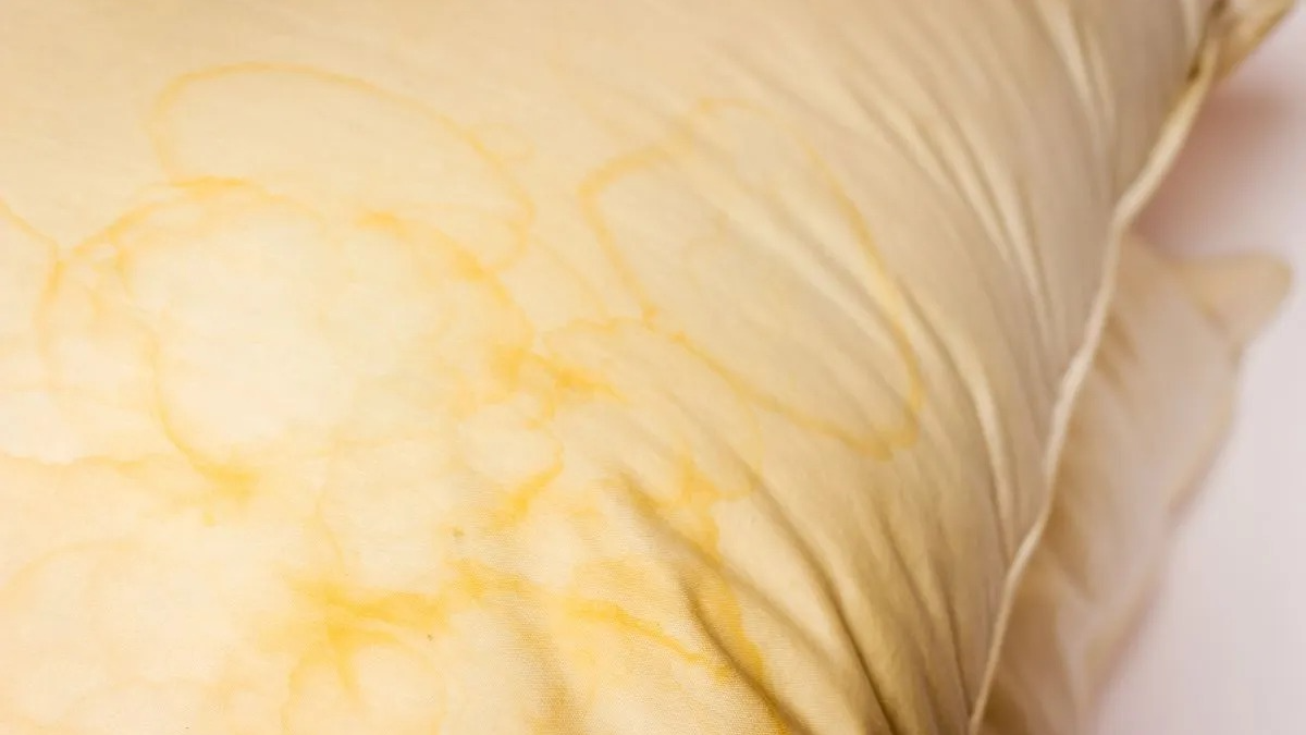 El truco casero para recuperar el blanco de las almohadas manchadas