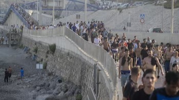 España devuelve miles de migrantes tras el ingreso masivo a Ceuta