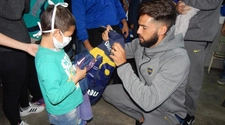 Emotivo accionar de Emmanuel Mas al visitar pequeños con cáncer