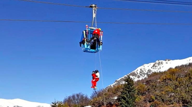 Más de 250 personas quedaron atrapadas en una telecabina en Bariloche