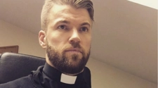 Es sacerdote y revoluciona las redes por su parecido a Thor