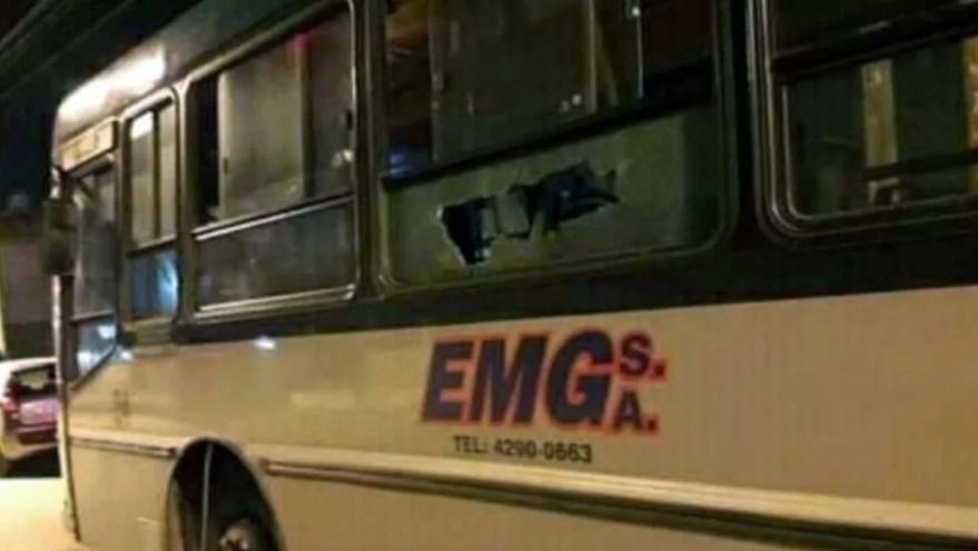 La secuestró un colectivero y tuvo que tirarse por la ventana para escapar