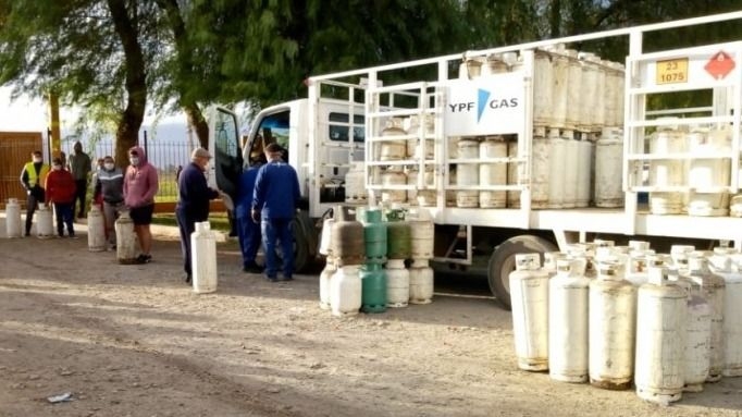 El camión de la garrafa social visita Calingasta