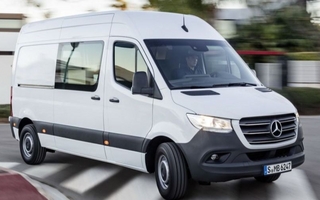Un trafic con cinco niños a bordo perdió el control y se metió a una plaza