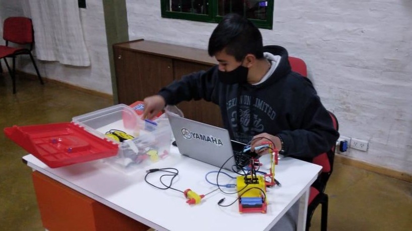 Vecinos de Calingasta aprendieron sobre robótica y diagramación web 