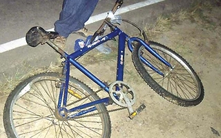 Un ciclista terminó fracturado al ser embestido por un auto en Trinidad