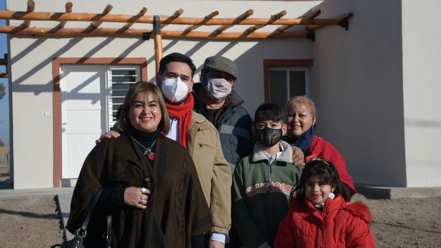 Tras 25 años, recibieron su casa justo en el día de cumpleaños de uno de sus hijos 