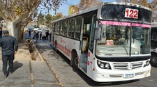 Se cayó del colectivo en movimiento y se desmayó en la calle