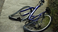Ciclista terminó internado tras chocar de atrás a un colectivo