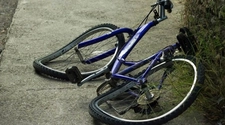 Ciclista terminó internado tras chocar de atrás a un colectivo