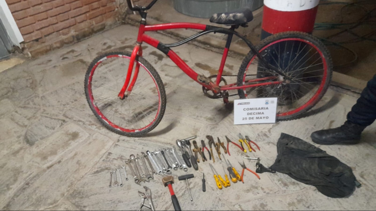 Abandonó bici y herramientas al escapar de la Policía en 25 de Mayo