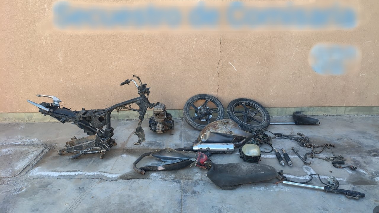 Recuperan moto robada desmantelada en un descampado