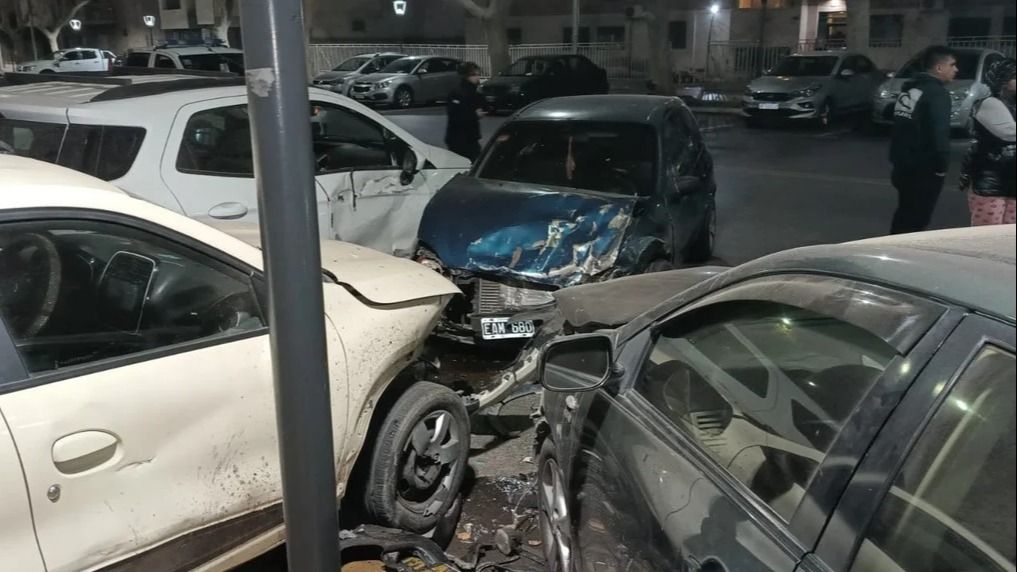 Conductor ebrio y sin carnet destrozó cuatro autos estacionados en el centro de la Capital