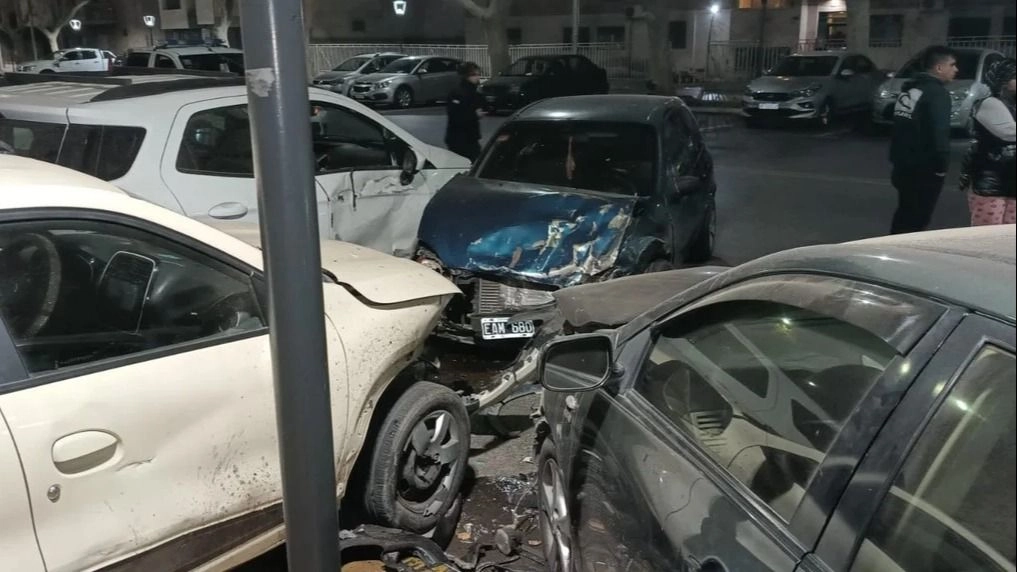 Conductor ebrio y sin carnet destrozó cuatro autos estacionados en el centro de la Capital