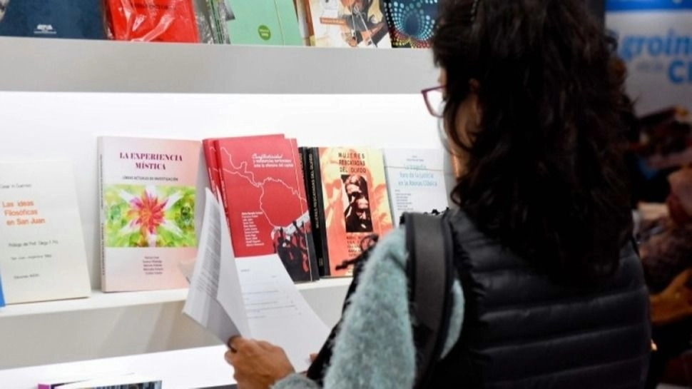 Libreros feriantes apuestan por un espacio propio en San Juan para subsistir