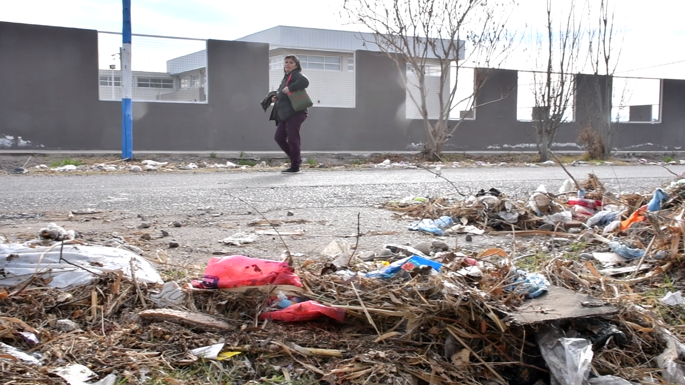 Pocito Norte: vecinos y alumnos conviven a diario con la basura en la calle