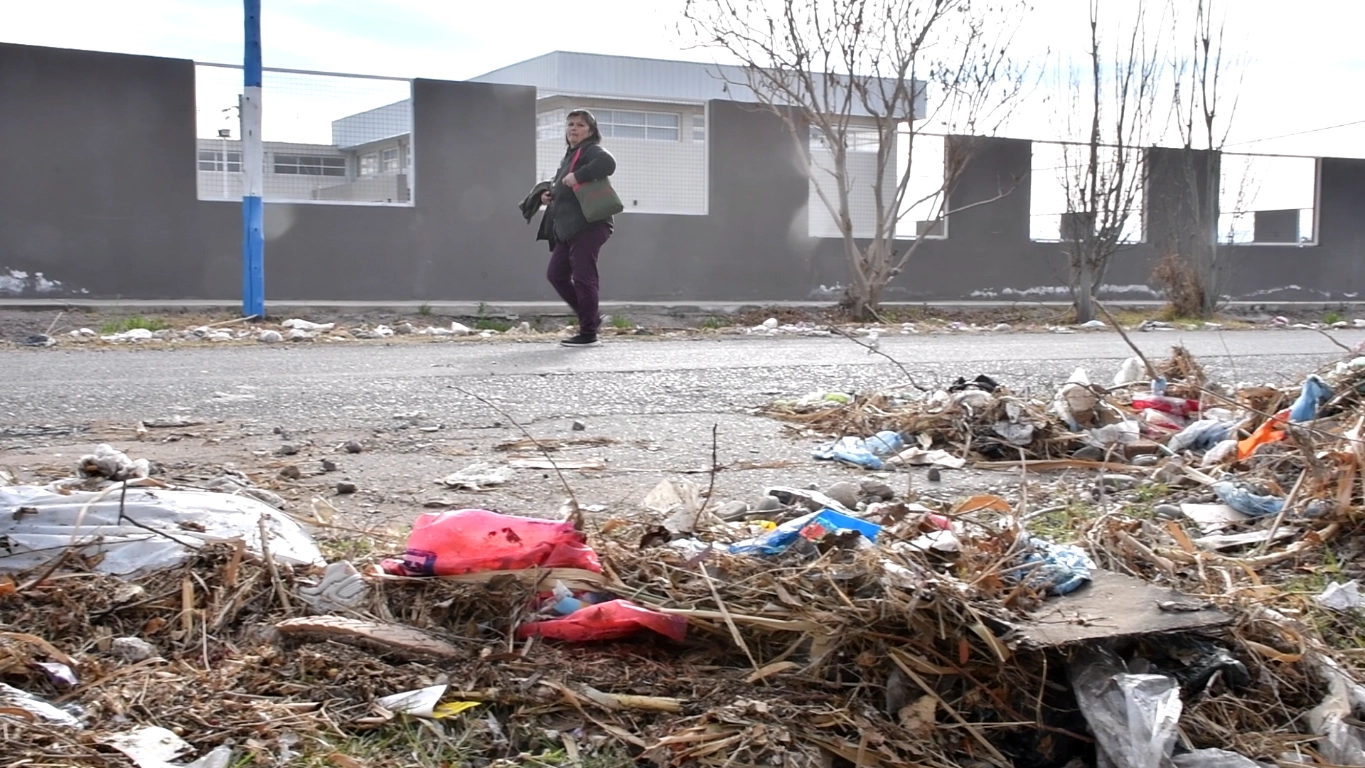 Pocito Norte: vecinos y alumnos conviven a diario con la basura en la calle