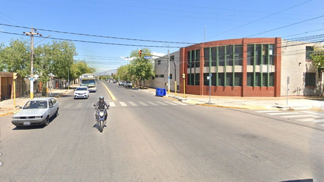 Alumna de 14 años está grave tras ser atropellada por un policía en moto