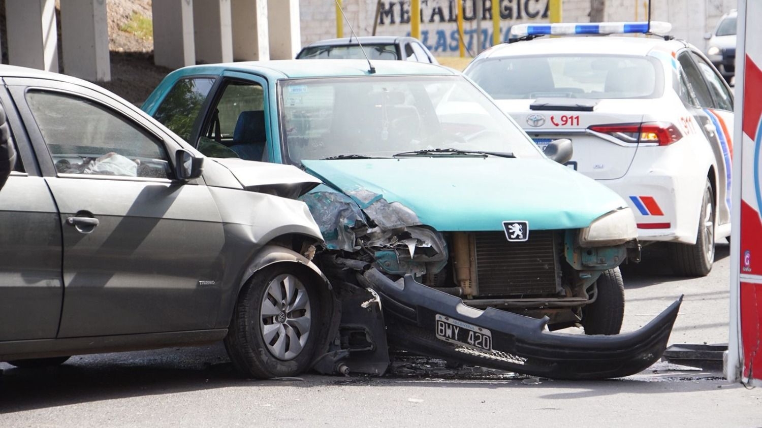 Dos autos chocaron en Capital: una bebé debió ser asistida