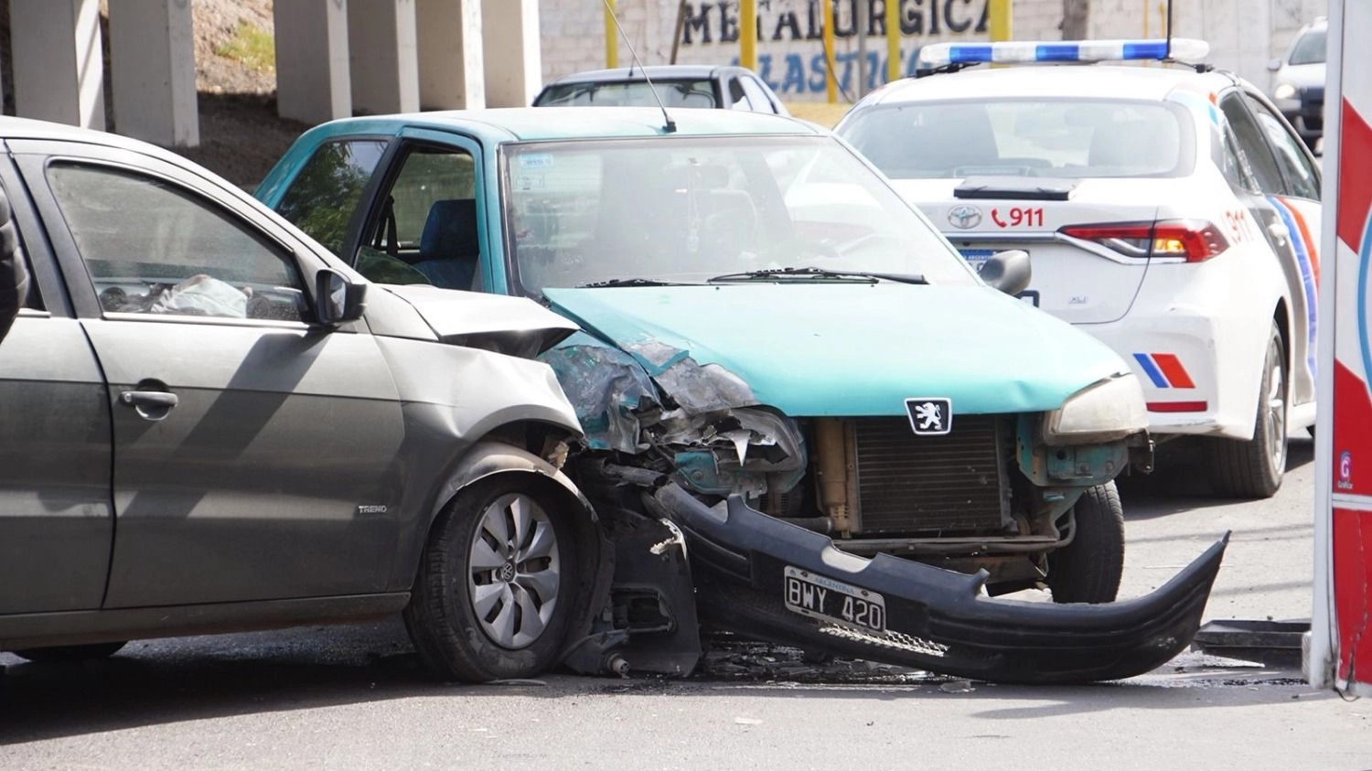 Dos autos chocaron en Capital: una bebé debió ser asistida
