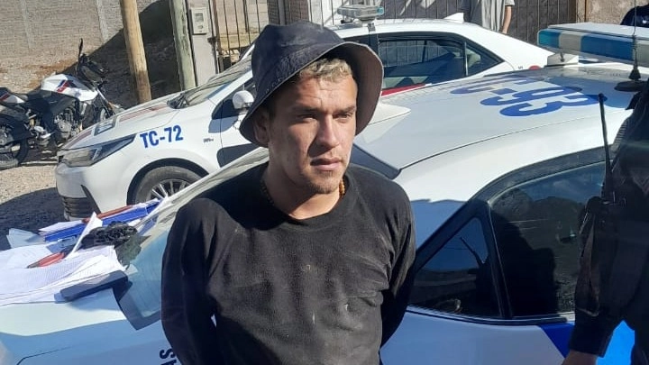 Intentó robar radiador de un auto, el dueño lo atrapó y lo entregó a la Policía
