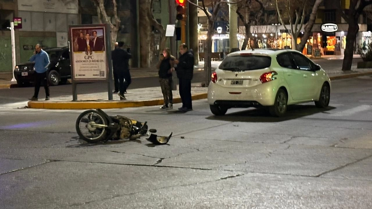 Una moto y un auto chocaron en una esquina del centro de San Juan 