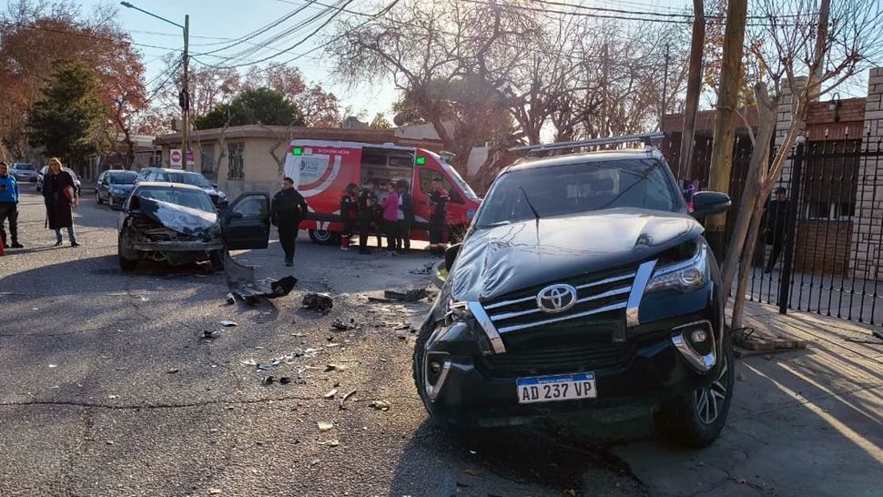 Fuerte choque entre una camioneta y un auto a metros de Plaza Desamparados