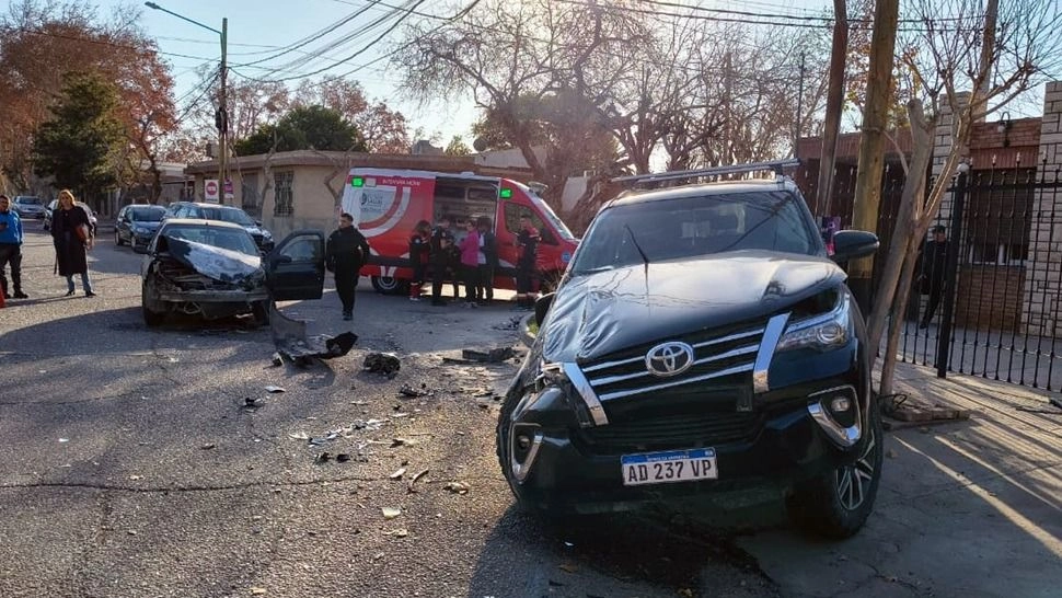 Fuerte choque entre una camioneta y un auto a metros de Plaza Desamparados