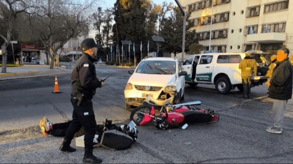 Un motociclista resultó herido tras chocar con un auto en avenida Libertador y calle Las Heras
