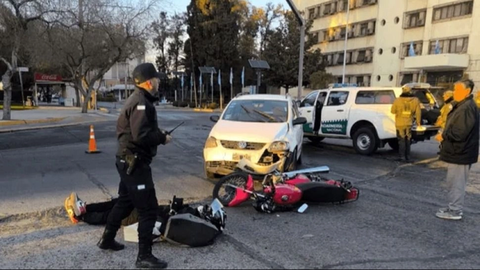 Un motociclista resultó herido tras chocar con un auto en avenida Libertador y calle Las Heras